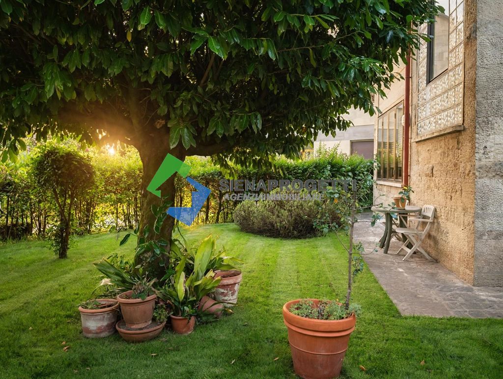 Spazio, Indipendenza e Potenziale Unico: Elegante Appartamento con Grande Garage e Resede Privato a Siena Nord.