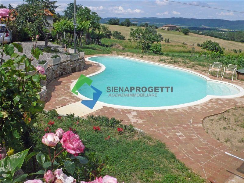 In località Palazzetto splendido Casale indipendente con piscina e giardino privato. Siena, Toscana.