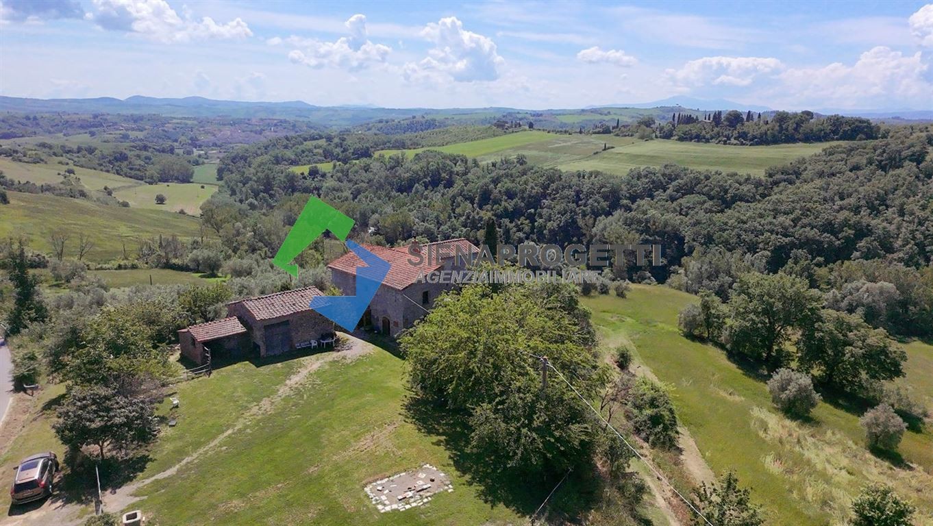 Splendido casale indipendente alle porte di Asciano, nelle crete senesi, Toscana.